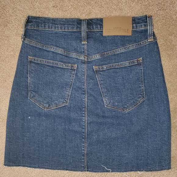 J.Crew Mercantile Denim skirt, 00, NWT back pockets,  zip up front - Picture 3 of 3